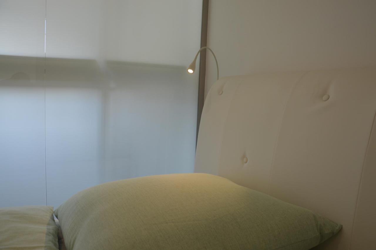Modern Wuppertal Retreat: Cinema Experience with Private Parking Apartment Exterior photo